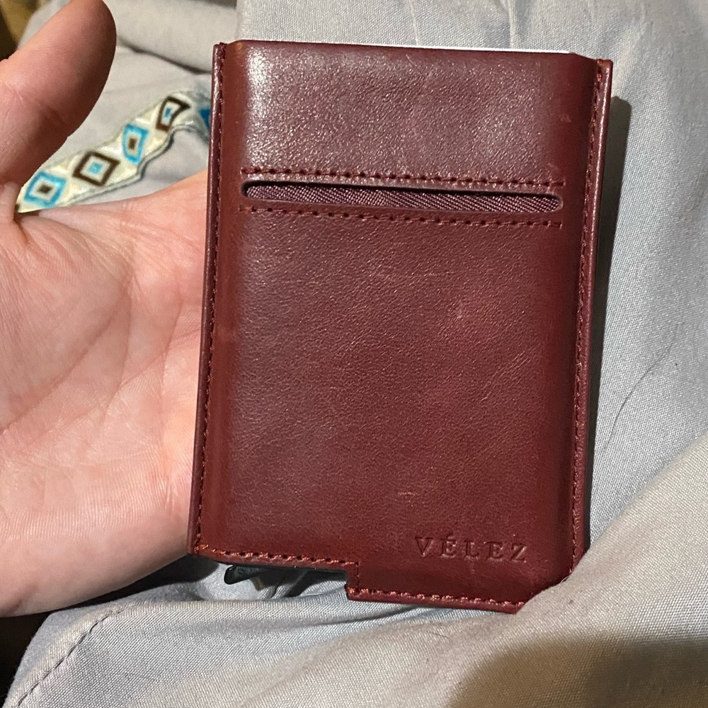 Vélez leather wallet in color “Vinotinto”
